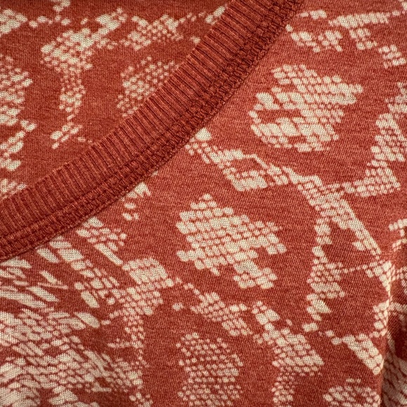 Women’s burnt red patterned BKE long sleeve v-neck fitted top - size small - Picture 2 of 4